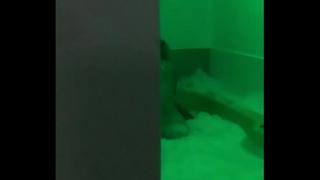 Espio a mi hermana follando en el jacuzzi con su novio negro. la coneja cabalga con su gran culo sobre un pene negro y grande. disfruta con el dedo de su novio en el culo. rubia culona folla apasionadamente en el jacuzzi de un motel en colombia.